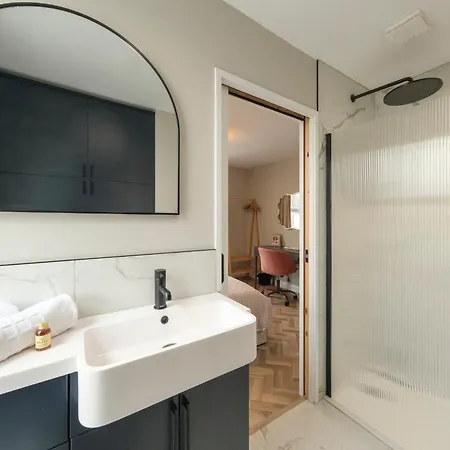 Daire Luxury 1-bed - Free Parking - Heart Of Southville